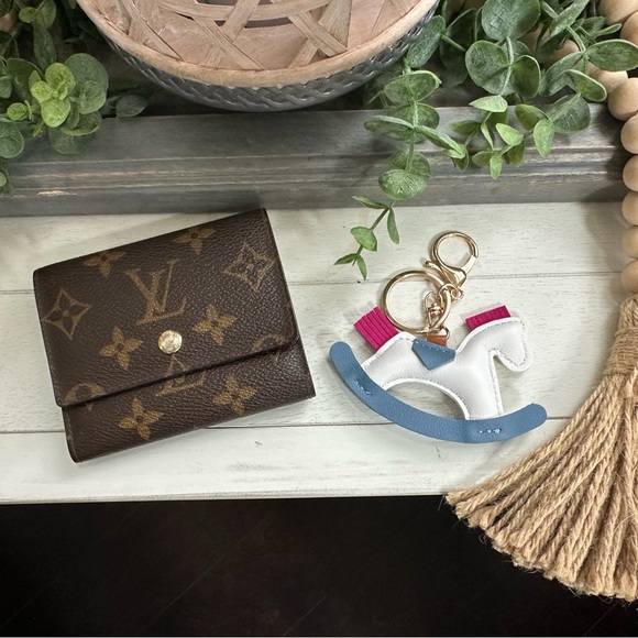 Louis Vuitton Monogram Card Holder - Picture 10 of 11